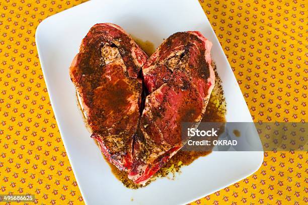 Photo libre de droit de Steak De Fauxfilet De Bœuf En Forme De Cœur banque d'images et plus d'images libres de droit de Aliment - Aliment, Aliment cru, Aliment mariné