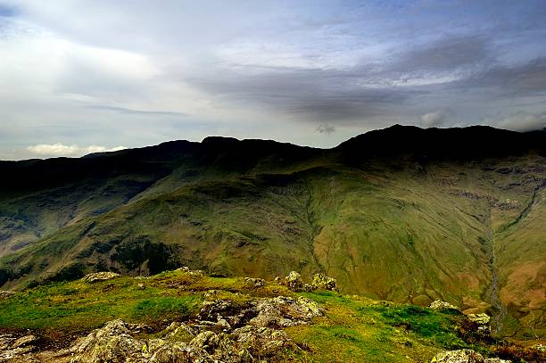 fells do langdale vale - bowfell imagens e fotografias de stock