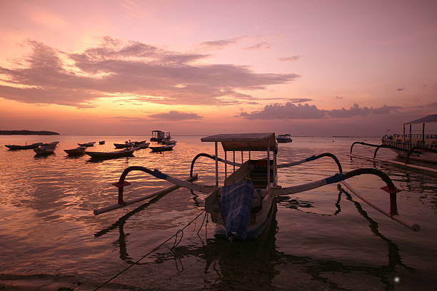 bali nusa lembongan - indonesia bali fishing boat indian ocean - fotografias e filmes do acervo