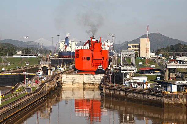 다가오는 미라 flores 조르기 있는 파나마운하. - panama canal panama canal construction 뉴스 사진 이미지