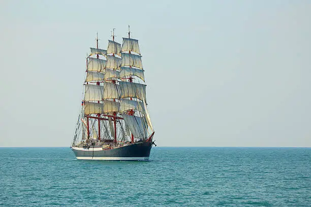 Photo of beautiful barque in full sail