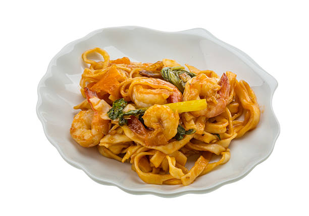istock Fried noodles with shrimps 495690033