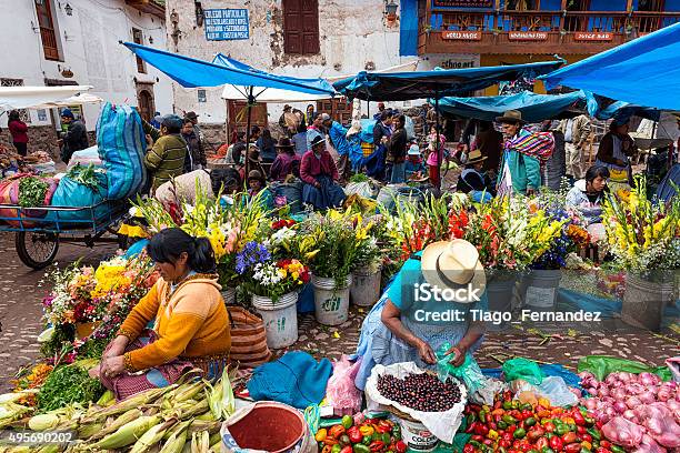 Menschen In Einer Marktes In Pisac Peru Stockfoto und mehr Bilder von Cuzco - Cuzco, Markt - Verkaufsstätte, Pisac