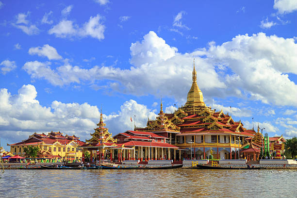 phaung daw リーン・オー塔、インレー湖、山州立、ミャンマー - gold pagoda temple myanmar ストックフォトと画像