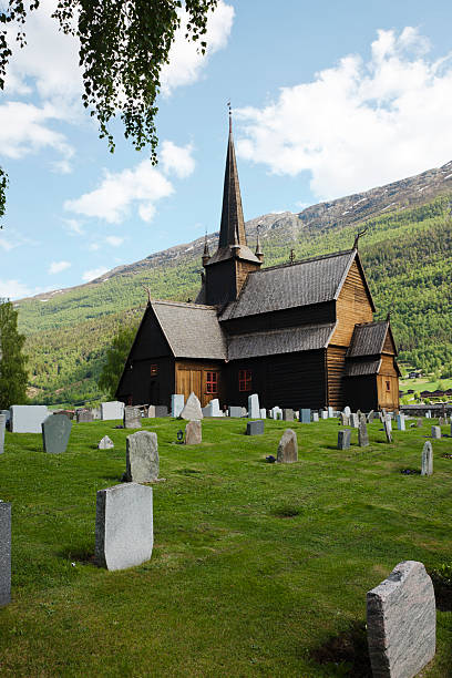 noruego iglesia de madera. - lom church stavkirke norway fotografías e imágenes de stock