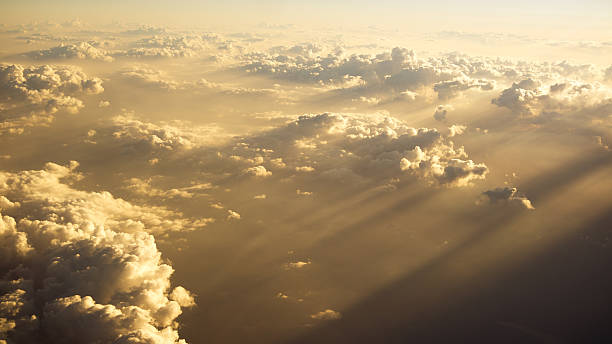 Pôr do sol dourado de Vista de Avião - foto de acervo