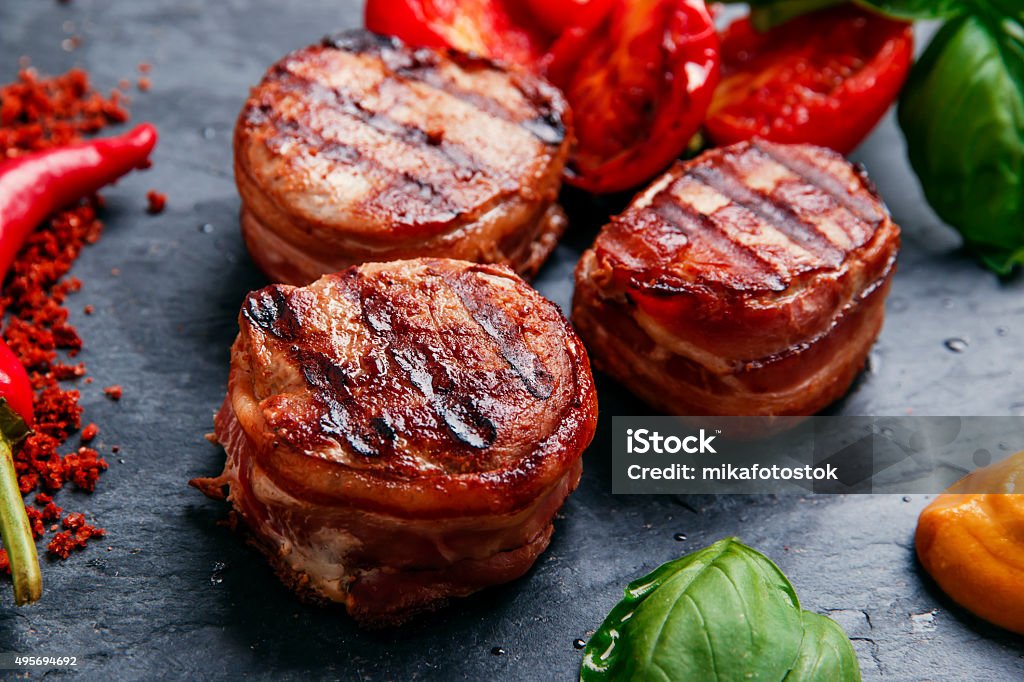 Grigliate di carne bistecca di filetto pancetta Avvolto con medaglioni - Foto stock royalty-free di Pancetta affumicata