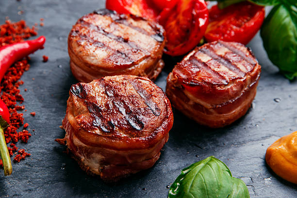 стейк на гриле мясо fillet wrapped in bacon медальонами - medallion meat стоковые фото и изображения