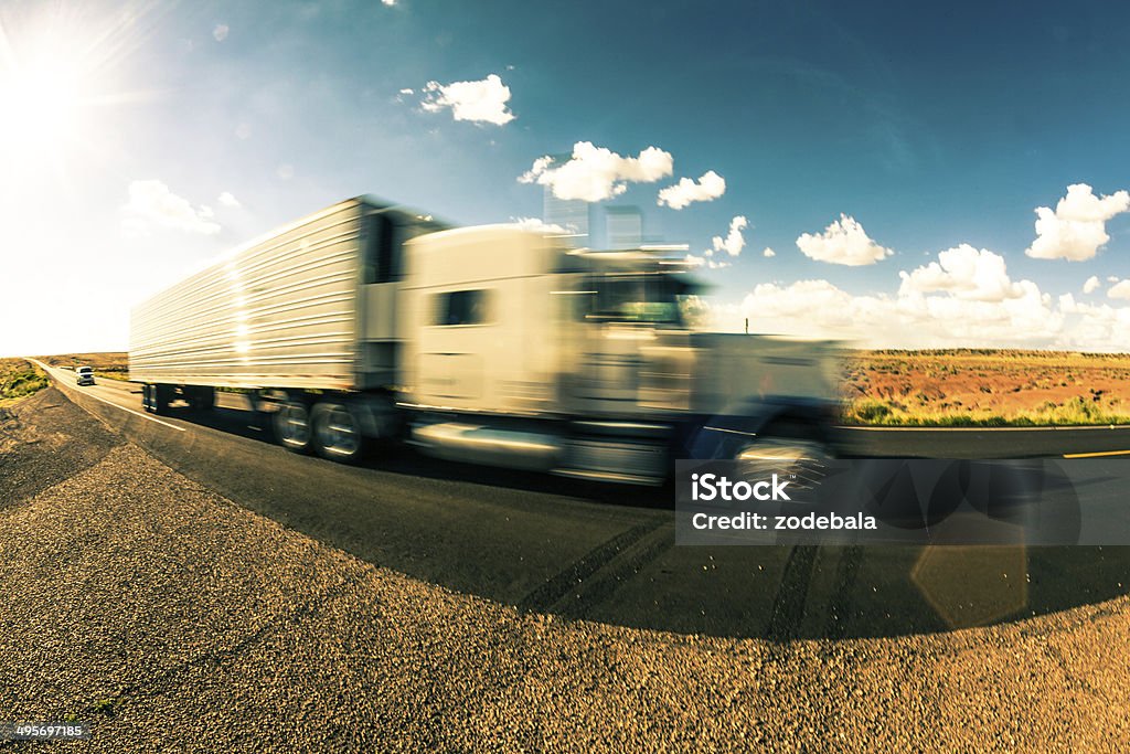 Fast camion sull'autostrada al tramonto - Foto stock royalty-free di Affari