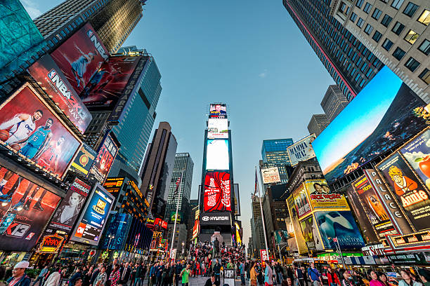 times square new york city - urban scene business sign large group of people - fotografias e filmes do acervo