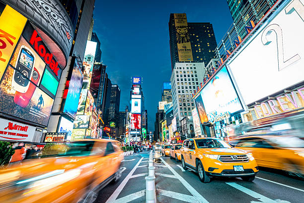 amarelo de cabinas times square nova iorque - new york city times square crowd people imagens e fotografias de stock