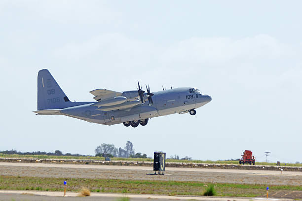 avião fuzileiro naval c-130 descolagem de espetáculo - wheel airplane landing air vehicle imagens e fotografias de stock