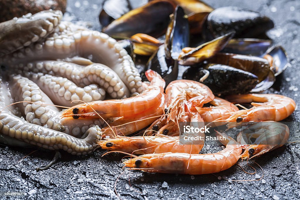 Tres tipos de pescados y mariscos frescos - Foto de stock de Camarón gigante libre de derechos