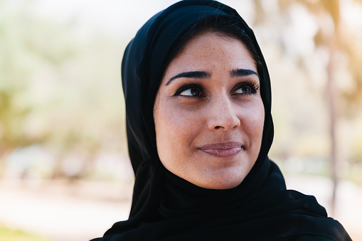 Hermosa mujer árabe en Retrato de la sonriente al aire libre photo