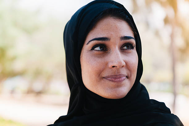 красивая арабская женщина в улыбается портрет на открытом воздухе - arab woman стоковые фото и изображения