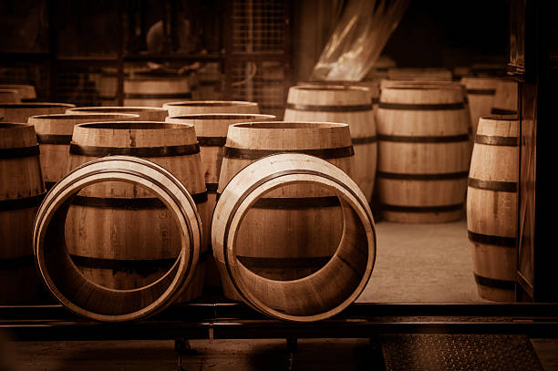 barrel rendre à bordeaux wineyard - aging process french culture winemaking next to photos et images de collection