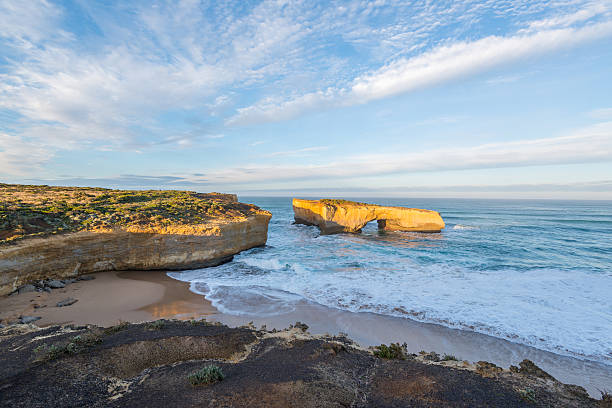 лондонский мост, большая океанская дорога, виктория, австралия - london arch great ocean road cliff australia стоковые фото и изображения