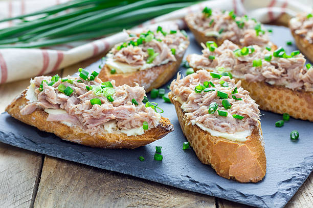 sandwich con formaggio morbido e tonno, cipolle verdi - crostini bruschetta antipasto appetizer foto e immagini stock