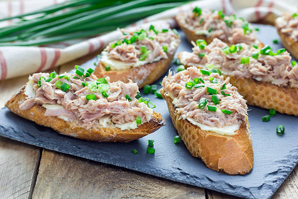 kanapka z tuńczykiem, ser miękki i zielonej cebuli - appetizer bruschetta meal lunch zdjęcia i obrazy z banku zdjęć