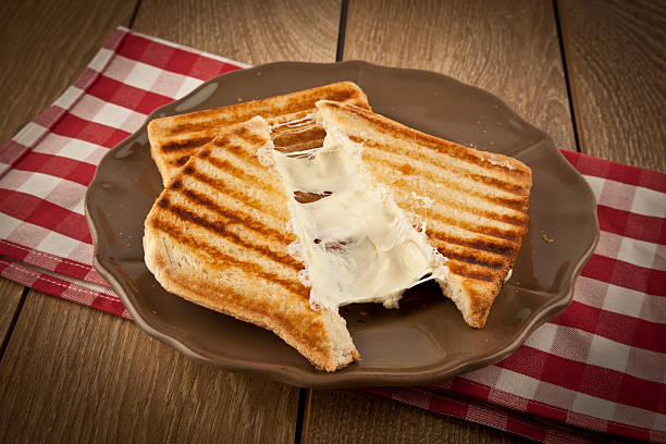 トーストしたチェダーチーズのサンドイッチトルコ風トースト - toast fast food plate food ストックフォトと画像