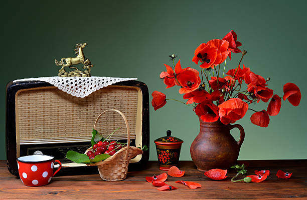 stare radio i czerwony makowate w ceramiki wazon - red poppies audio zdjęcia i obrazy z banku zdjęć
