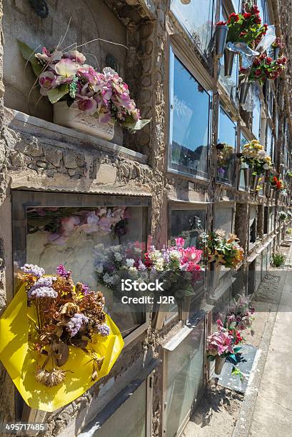 Cementerio Foto de stock y más banco de imágenes de Aire libre - Aire libre, Arquitectura, Buqué