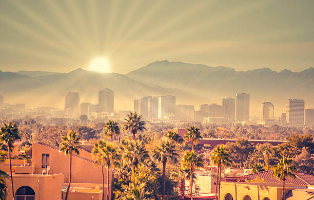 poranne promienie słońca nad phoenix, arizona, usa - phoenix arizona skyline desert zdjęcia i obrazy z banku zdjęć