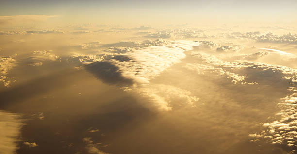 Pôr do sol dourado de Vista de Avião - foto de acervo