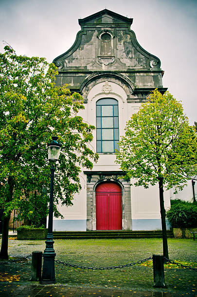 antiga igreja - bruges cityscape europe autumn - fotografias e filmes do acervo