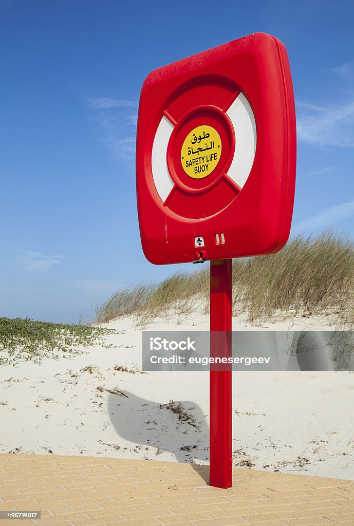Bezpieczeństwo życia boja na czerwono przypadku stoją na plaży - Zbiór zdjęć royalty-free (Arabia Saudyjska)