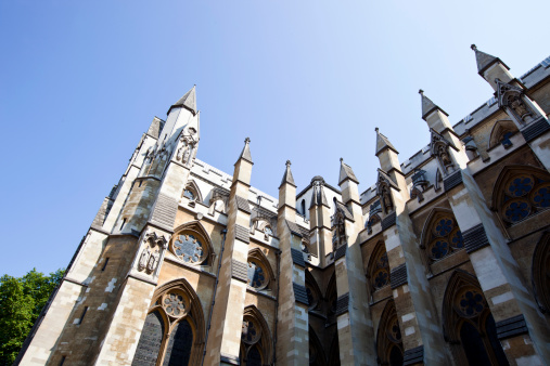 Vista lateral de la abadía de Westminster y cielo azul photo