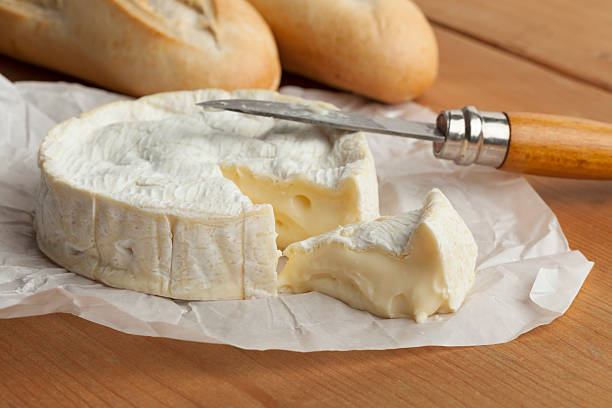 świeże f camembert - camembert zdj�ęcia i obrazy z banku zdjęć