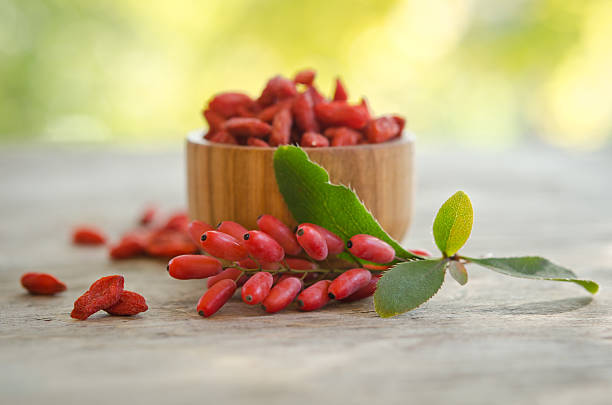 barberries y bayas goji aislado sobre mesa de madera. - foto de stock