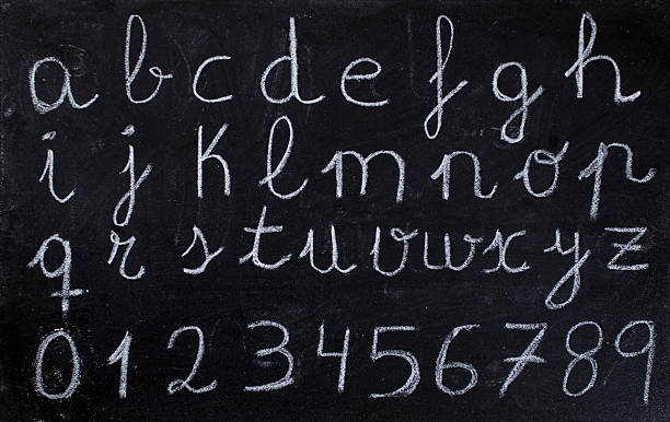 lettre de l'alphabet sur le tableau - alphabet blackboard text child photos et images de collection