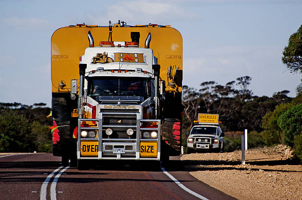 pilot samochodu po bardzo australian strażacki - asphalt truck transportation mode of transport zdjęcia i obrazy z banku zdjęć