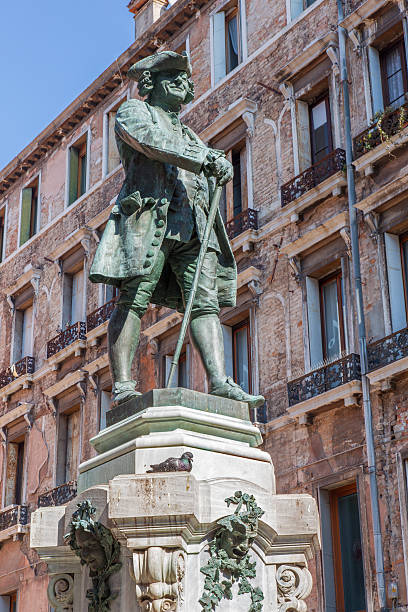 venedig-statue der italienischen librettist carlo goldoni - carlo goldoni stock-fotos und bilder