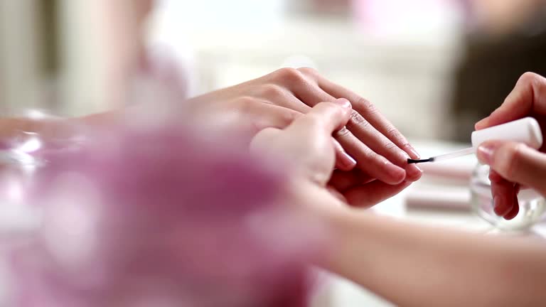 Более 5 300 работ на тему «маникюрный салон»: стоковые видео и киноматериалы royalty-free - iStock