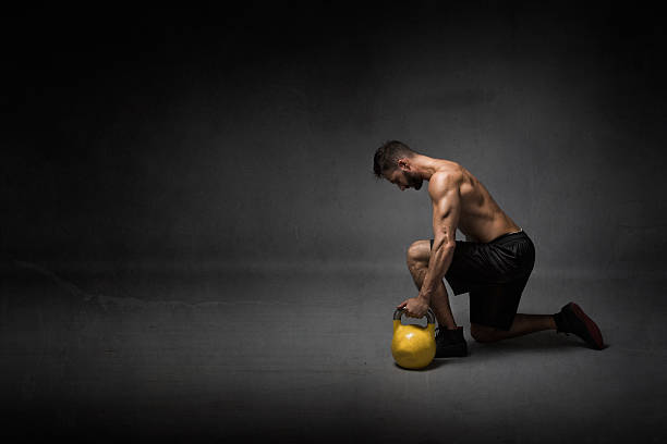 человек готовы поднять в kettleball - boxing macho men human muscle стоковые фото и изображения