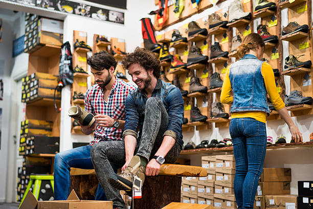 acquistare nuove scarpe - shoe store sales clerk customer foto e immagini stock