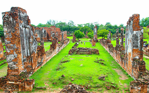 руины древнего храма brick - wat chaiwattanaram стоковые фото и изображения