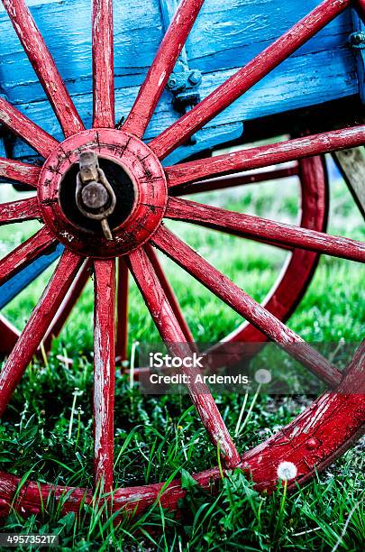 Rosso Volante Di Un Vecchio Legno Colorata Wagon - Fotografie stock e altre immagini di Ruota di carro - Ruota di carro, Abbandonato, Ambientazione esterna