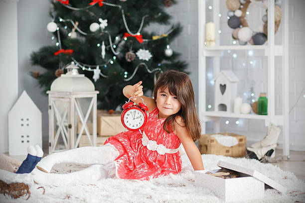 retrato de uma linda menina pequena brunette - clock baby christmas small - fotografias e filmes do acervo