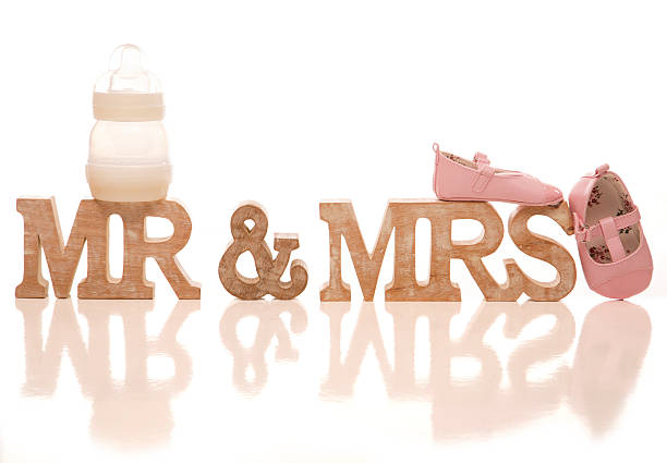 mr and mrs 예상하지 아기 팻말 - baby booties studio shot horizontal shoe 뉴스 사진 이미지