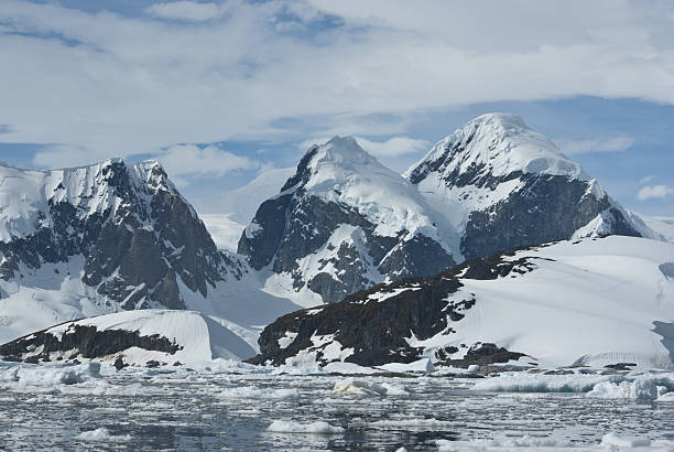 istock Mountains of Antarctica - 4. 495737041