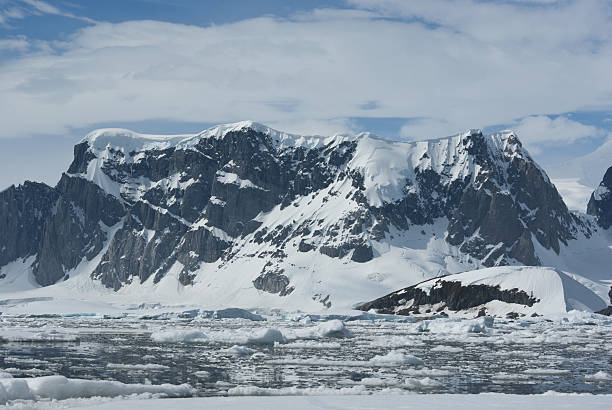 istock Mountains of Antarctica - 5. 495737047