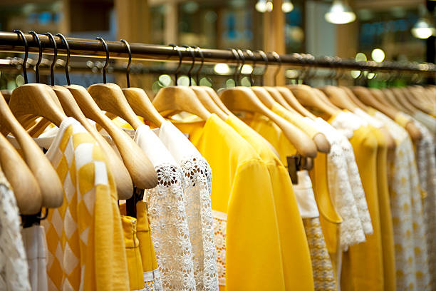gelbe kleidung - clothing store shopping fashion clothing stock-fotos und bilder