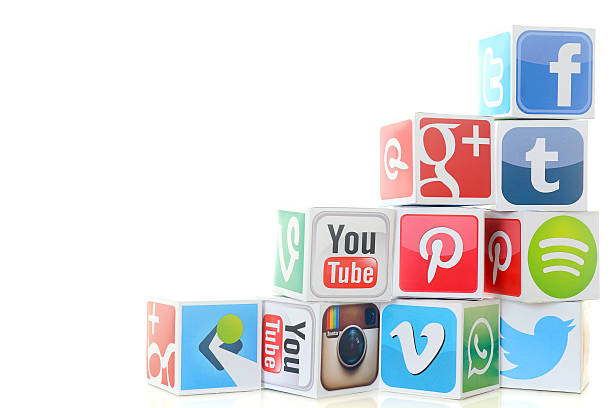 les médias sociaux icon de cubes notamment twitter et facebook - business facebook puzzle cube strategy photos et images de collection