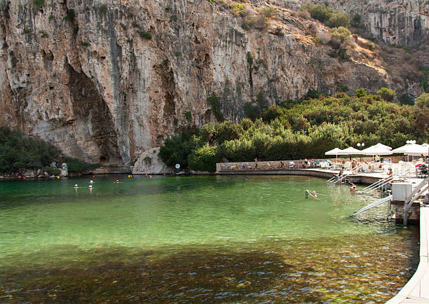 утепленный минеральную воду, озеро с красивые рок - greece europe sporades islands mediterranean countries стоковые фото и изображения