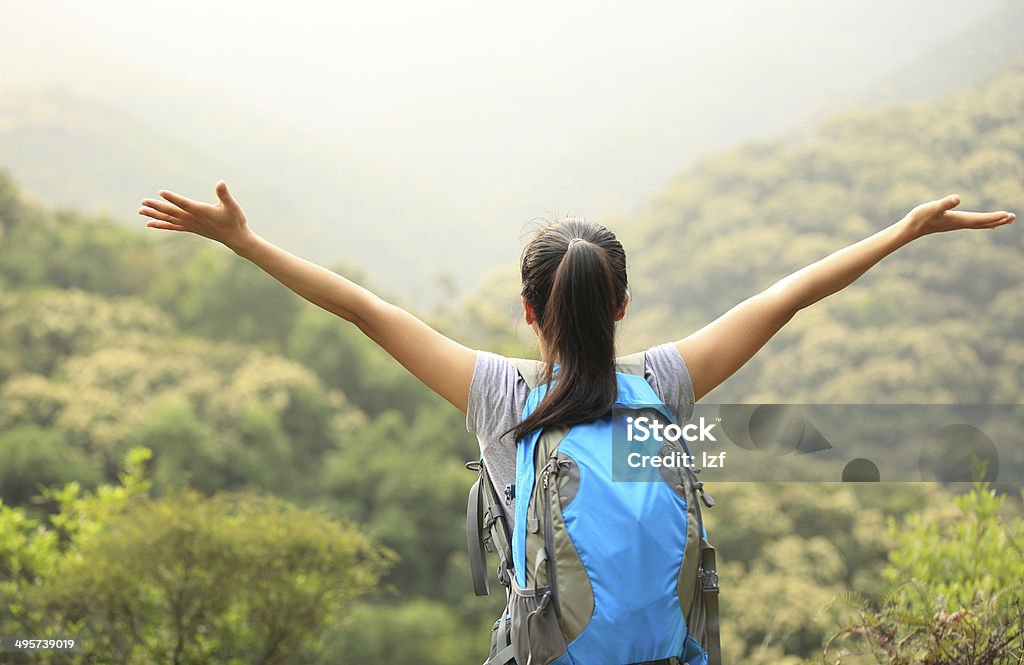 Jubeln Wandern Frau offenen Armen am Berggipfel - Lizenzfrei Anhöhe Stock-Foto