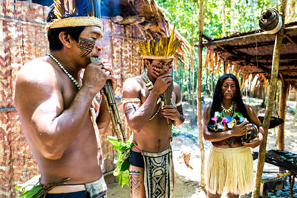 nativo brasileño grupo tocando acanaladura de madera - amazonía del perú fotografías e imágenes de stock